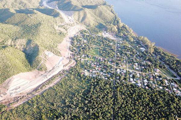 La traza de la autovía se abre como un surco de tala sobre el verde del monte de las sierras de Punilla.