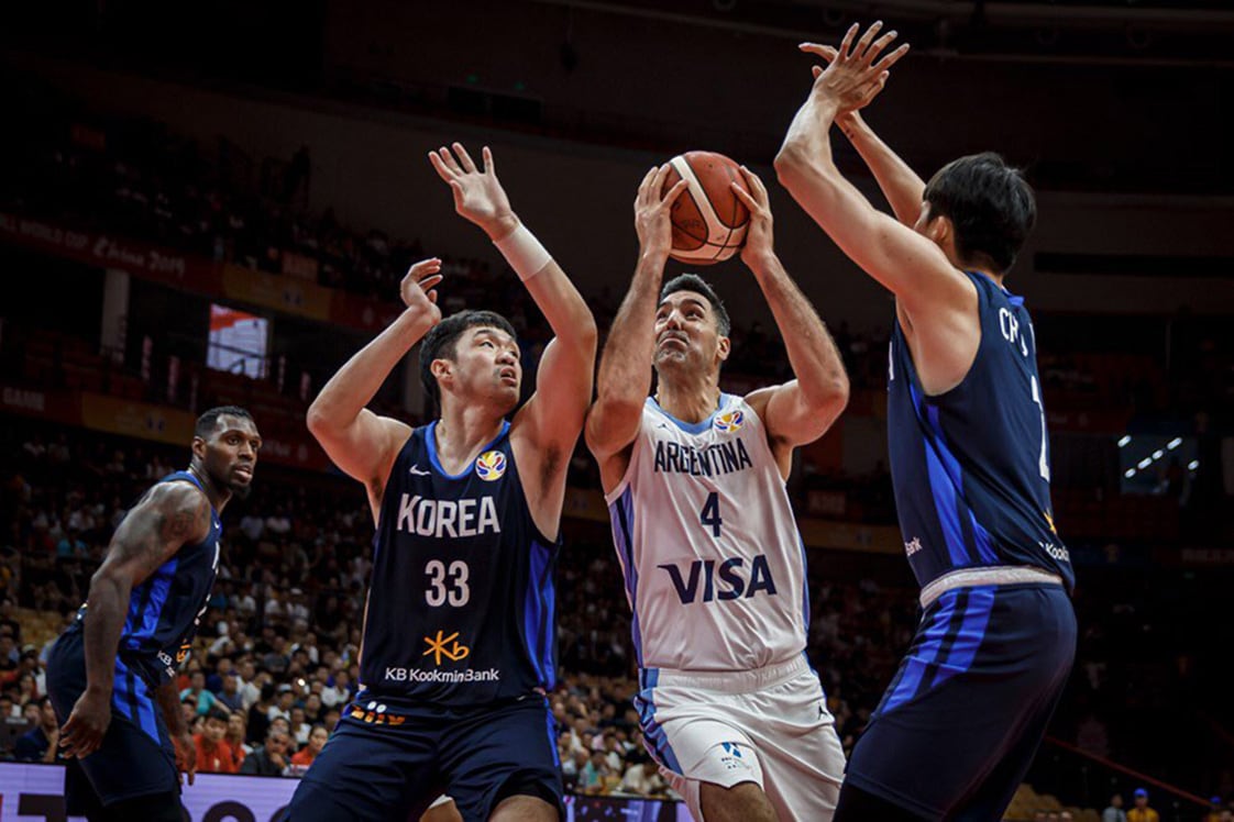 Scola intenta en el poste bajo, una zona donde no logró despuntar como es habitual.