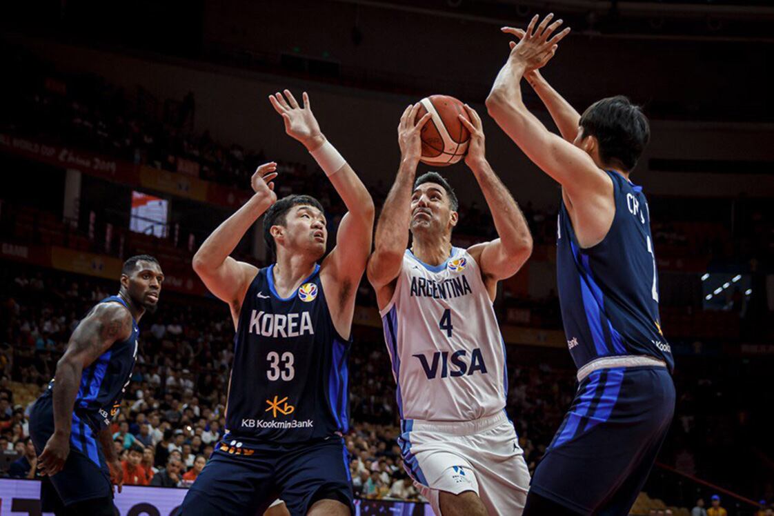 Scola intenta en el poste bajo, una zona donde no logró despuntar como es habitual.