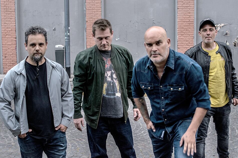 Naranjos está integrada por Nacho Rodríguez en guitarra, Fernando  Echevarría en batería y Bruno Badaracco en bajo.