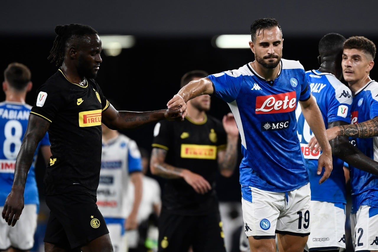 El serbio Nikola Maksimovic (Napoli) saluda al belga Romelu Lukaku (Inter).