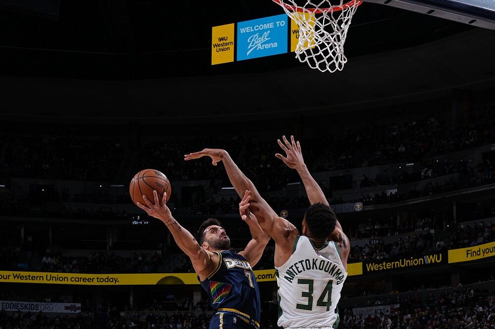 A pesar de la oposición de Giannis Antetokounmpo, Campazzo anotó los dos puntos y recibió la falta