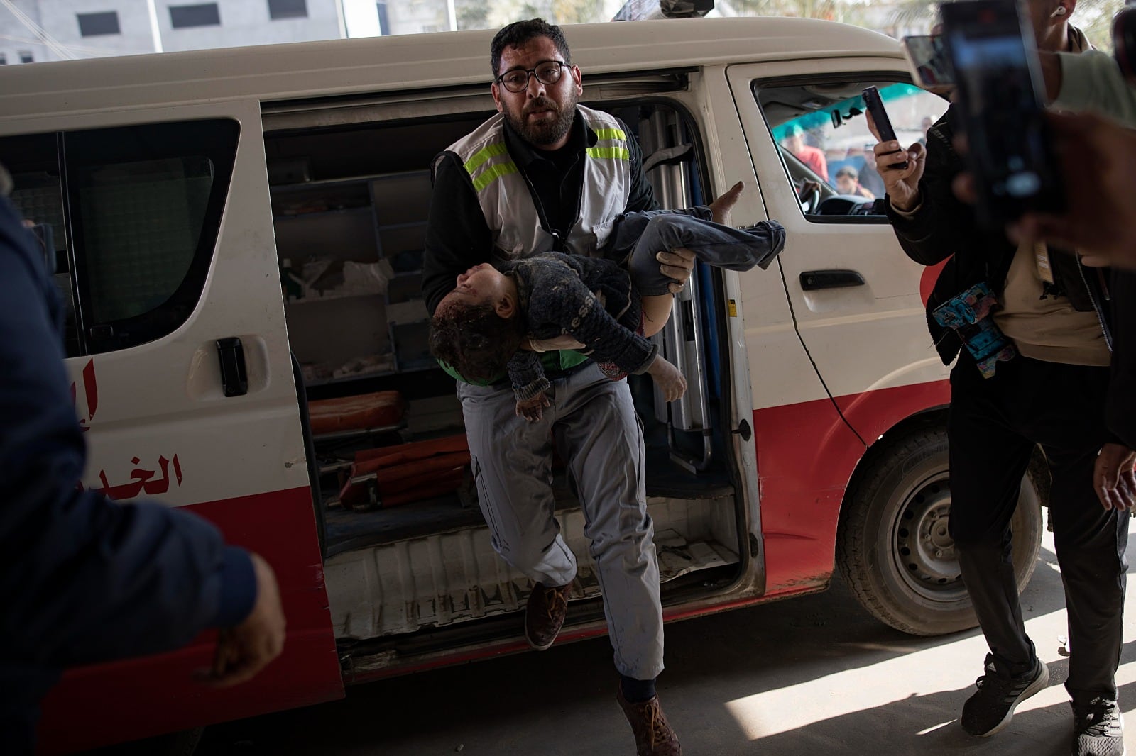 Un niño llega al hospital Nasser de Khan Yunis tras un bombardeo israelí.