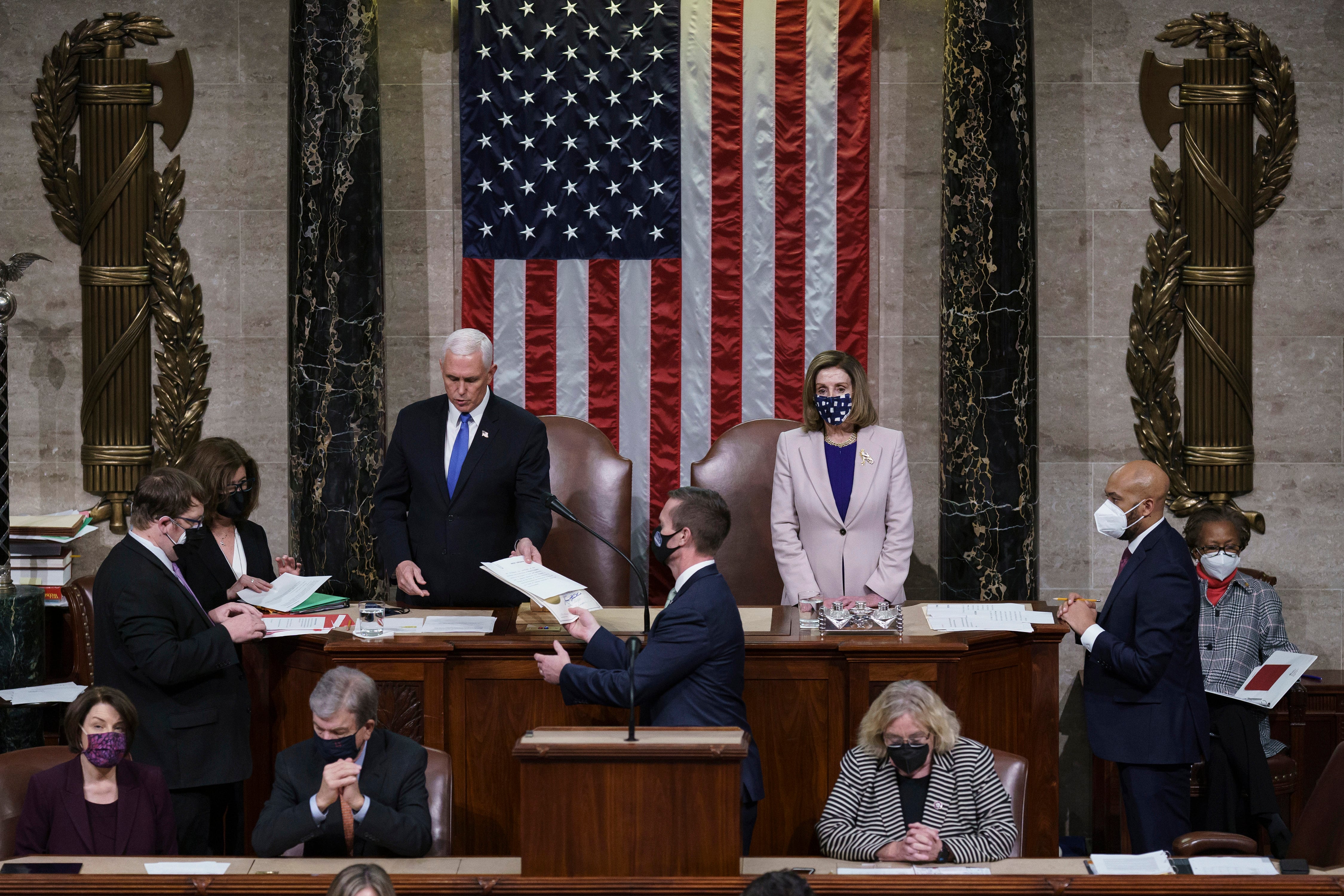 Mike Pence, junto a  Nancy Pelosi, recibe la certificación de los votos de West Virginia durante la confirmación de Biden. 