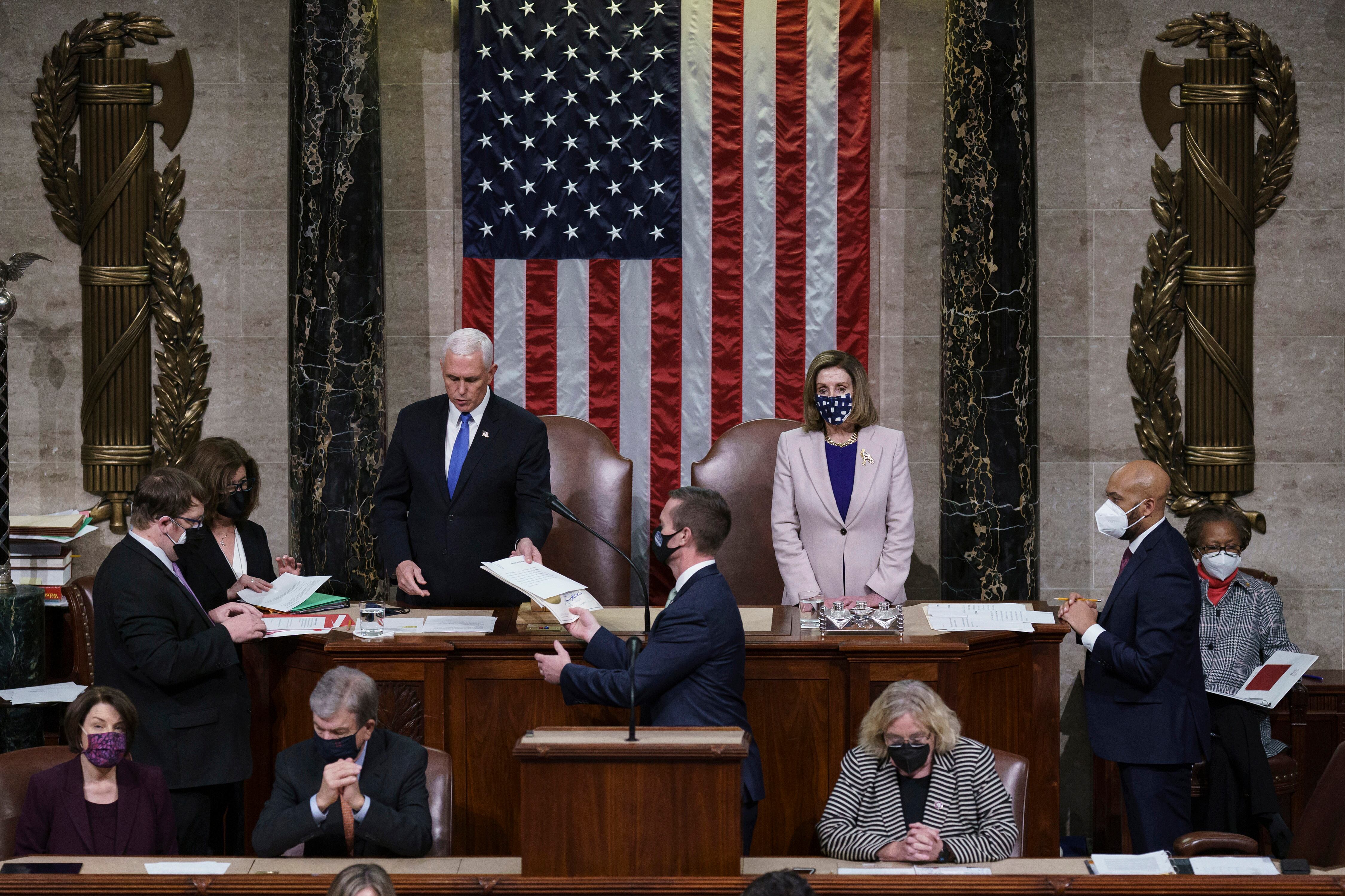 Mike Pence, junto a Nancy Pelosi, recibe la certificación de los votos de West Virginia durante la confirmación de Biden.