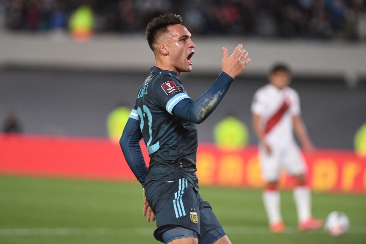 Lautaro Martínez festeja su gol en el final del primer tiempo.