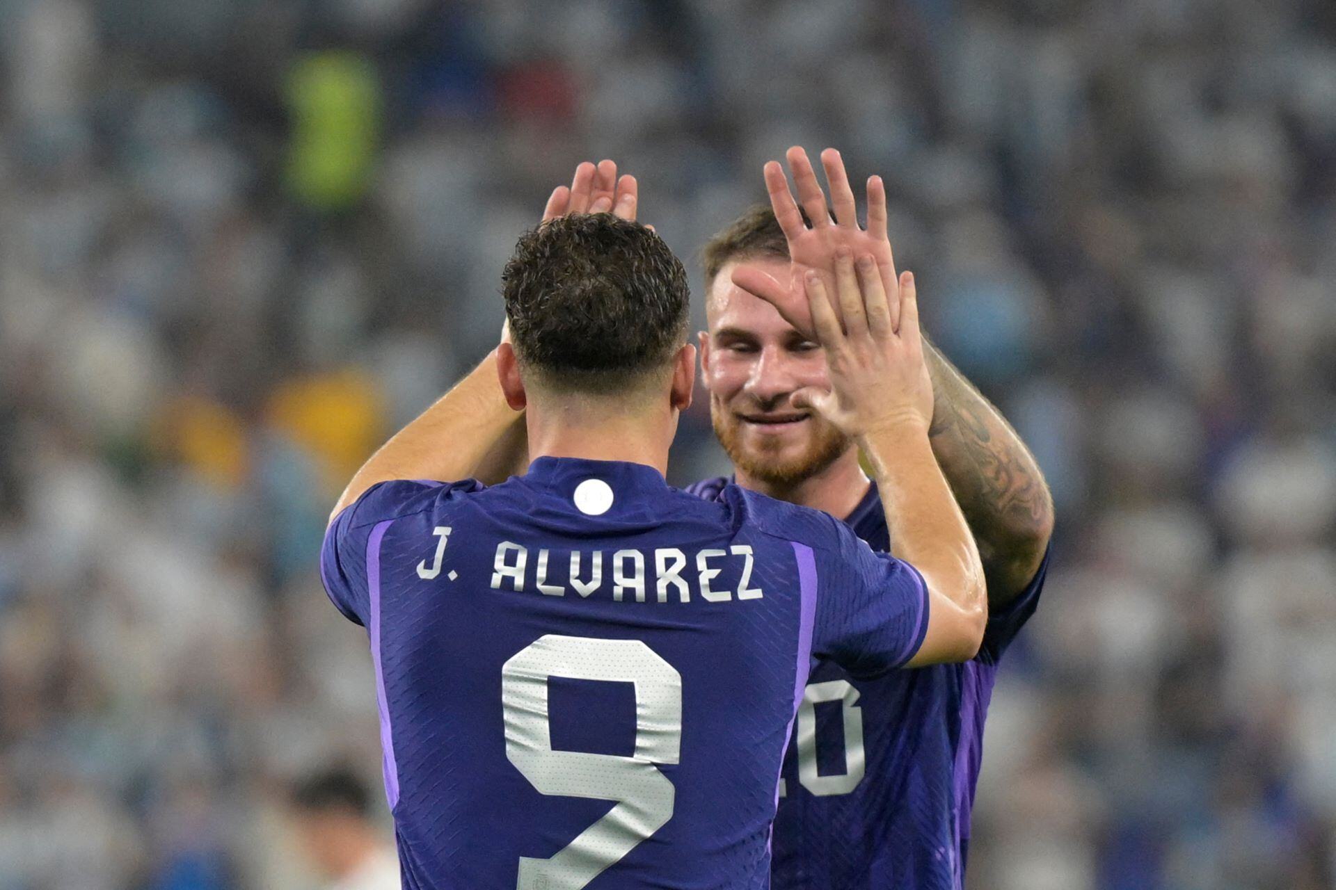 Los autores de los goles argentinos, celebran el pase a octavos. 