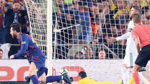 Lionel Messi empieza su carrera tras marcar el segundo gol de Barcelona.