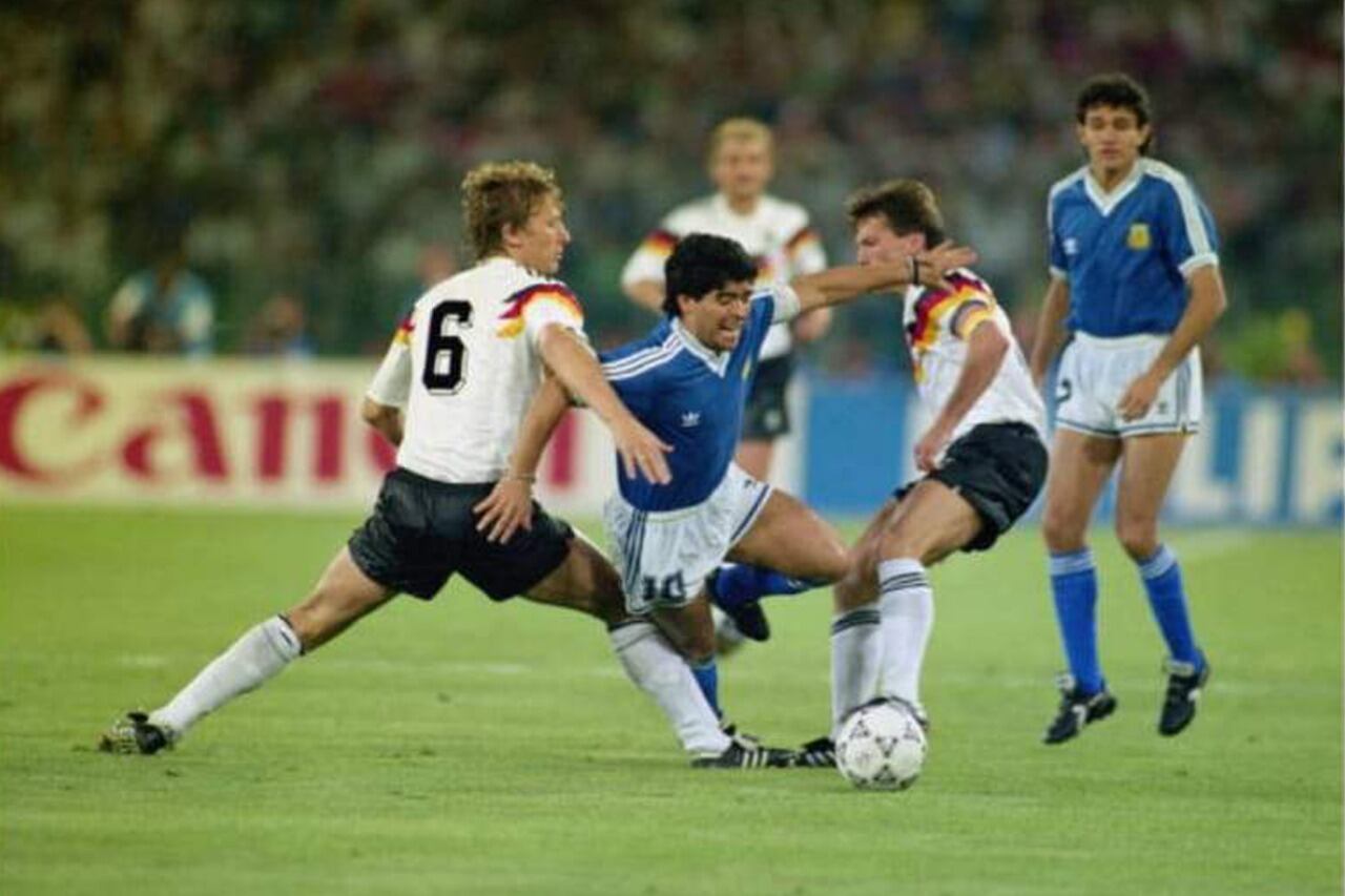 Diego entre Alemanes. Burruchaga, en el aire.