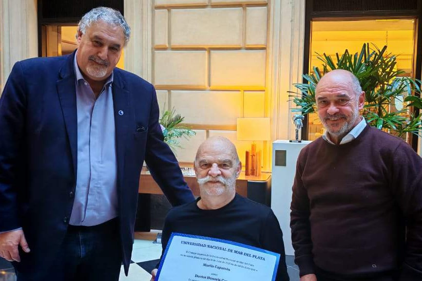 Caparrós junto al rector de la Universidad, Alfredo Lazzeretti, y el secretario de Comunicación, Alberto Rodríguez.
