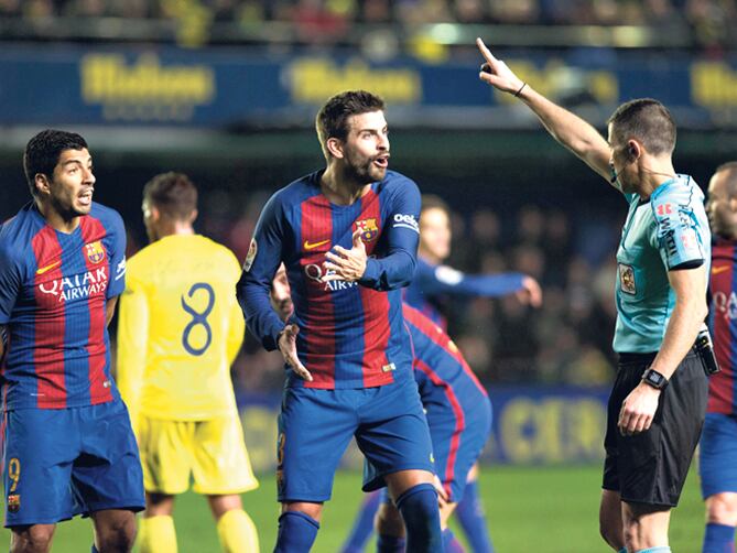 Piqué protesta una acción.