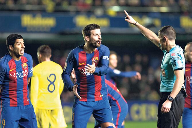 Piqué protesta una acción.