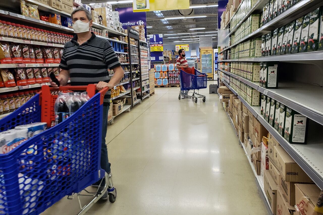 Suba de los alimentos y aumento de la indigencia. El control monopólico de los mercados, en debate.