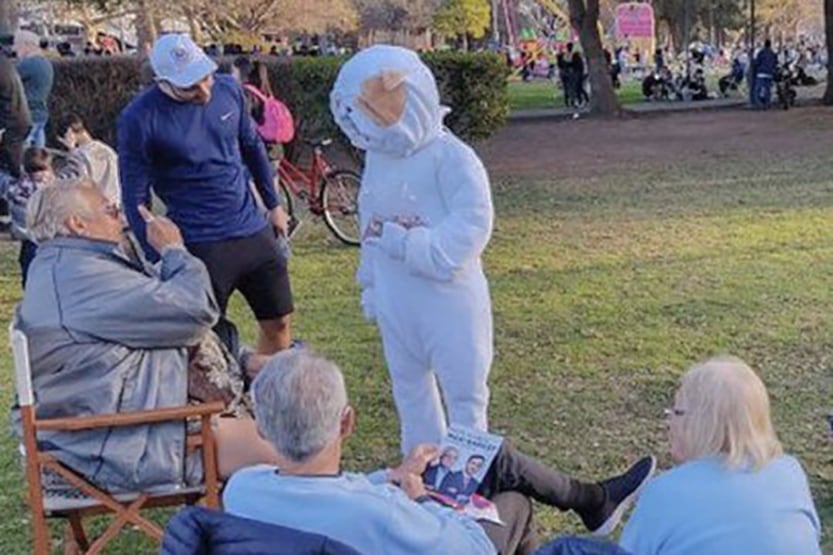 La campaña proseletista de Bagilet en una plaza.
