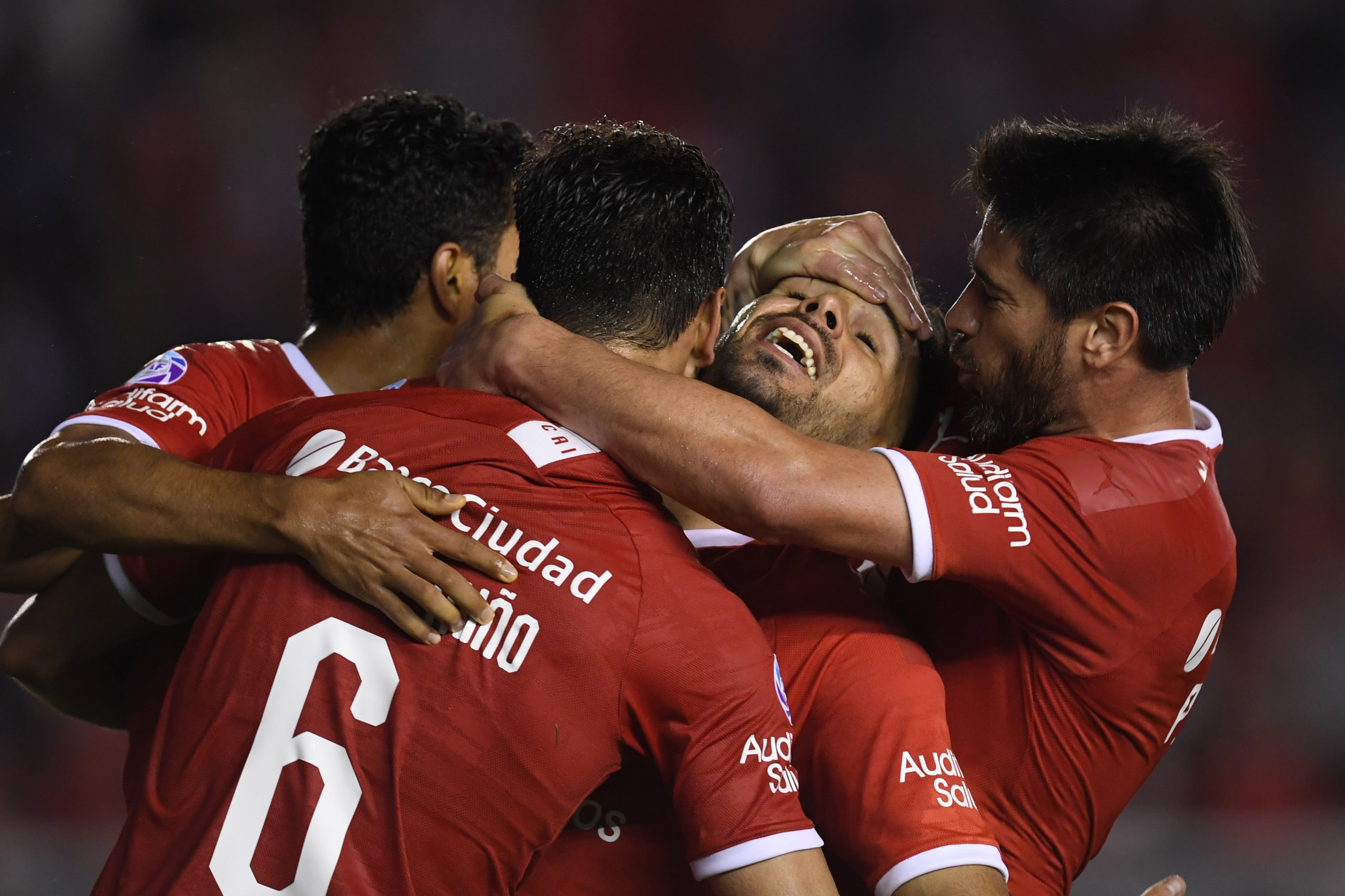 Los jugadores de Independiente abrazan a su goleador Romero.