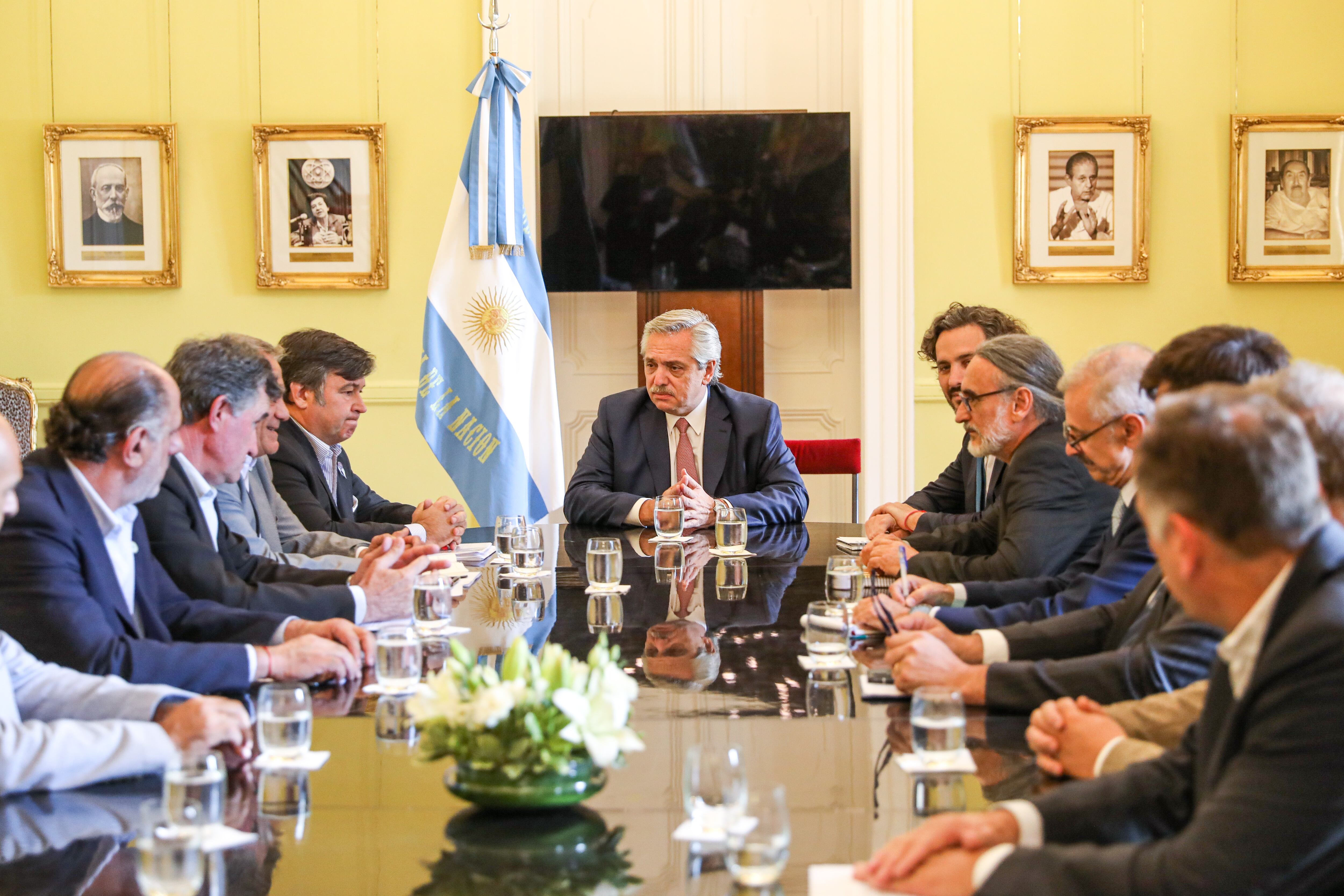 Fernández recibió a los empresarios junto a Cafiero y Basterra. 