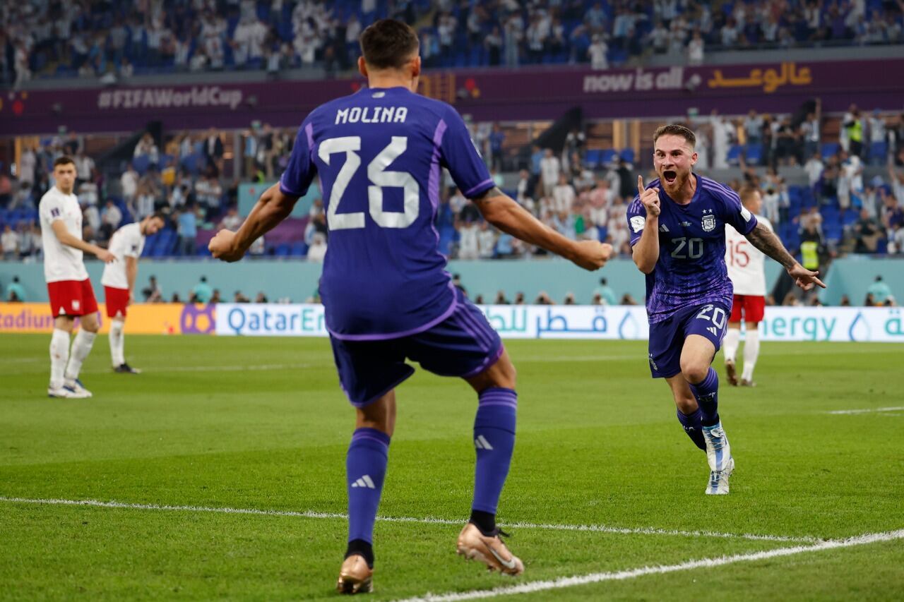 MacAllister celebra su gol con Molina