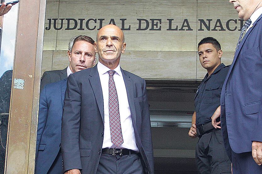 Gustavo Arribas asistió a dar explicaciones pero no presentó ninguna prueba a los legisladores.