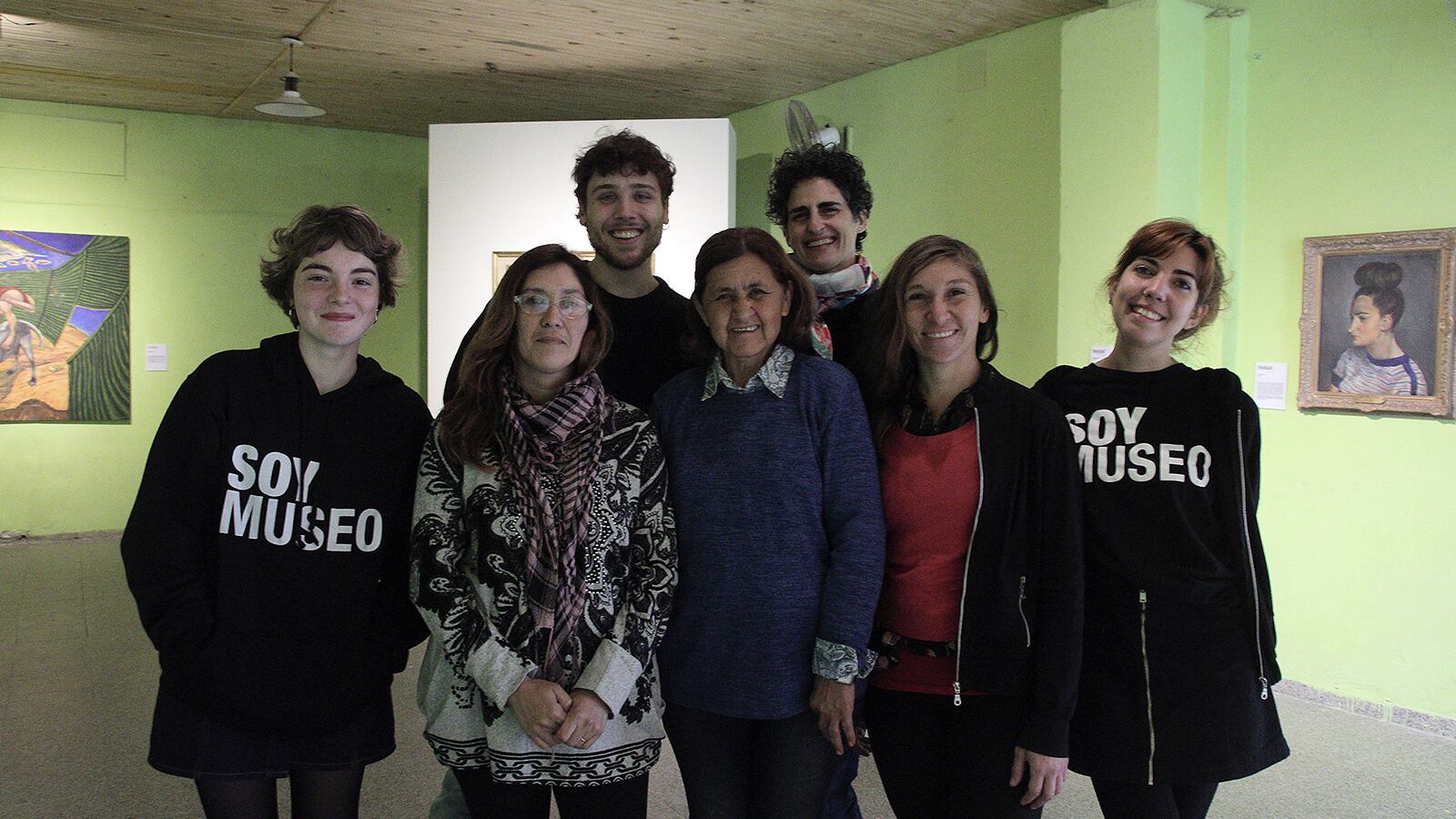 Vecinos y residentes culturales con la directora del Museo.