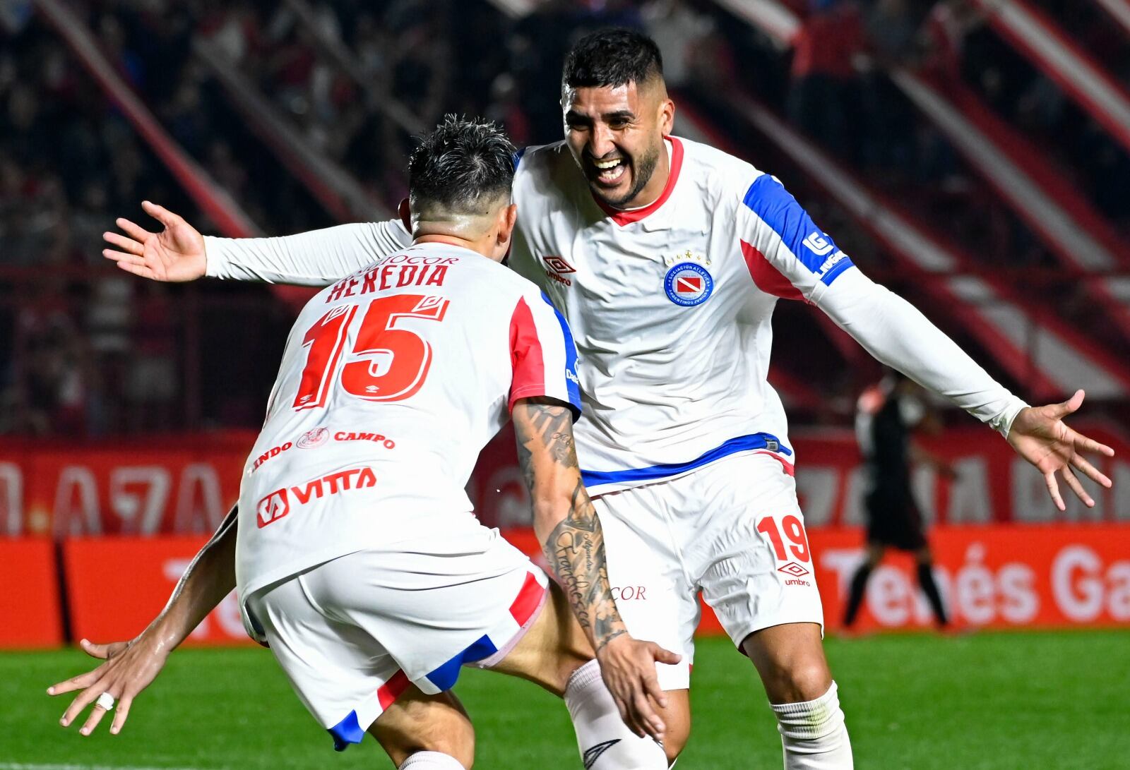 Jonathan Galván celebra su gol de cabeza con Heredia