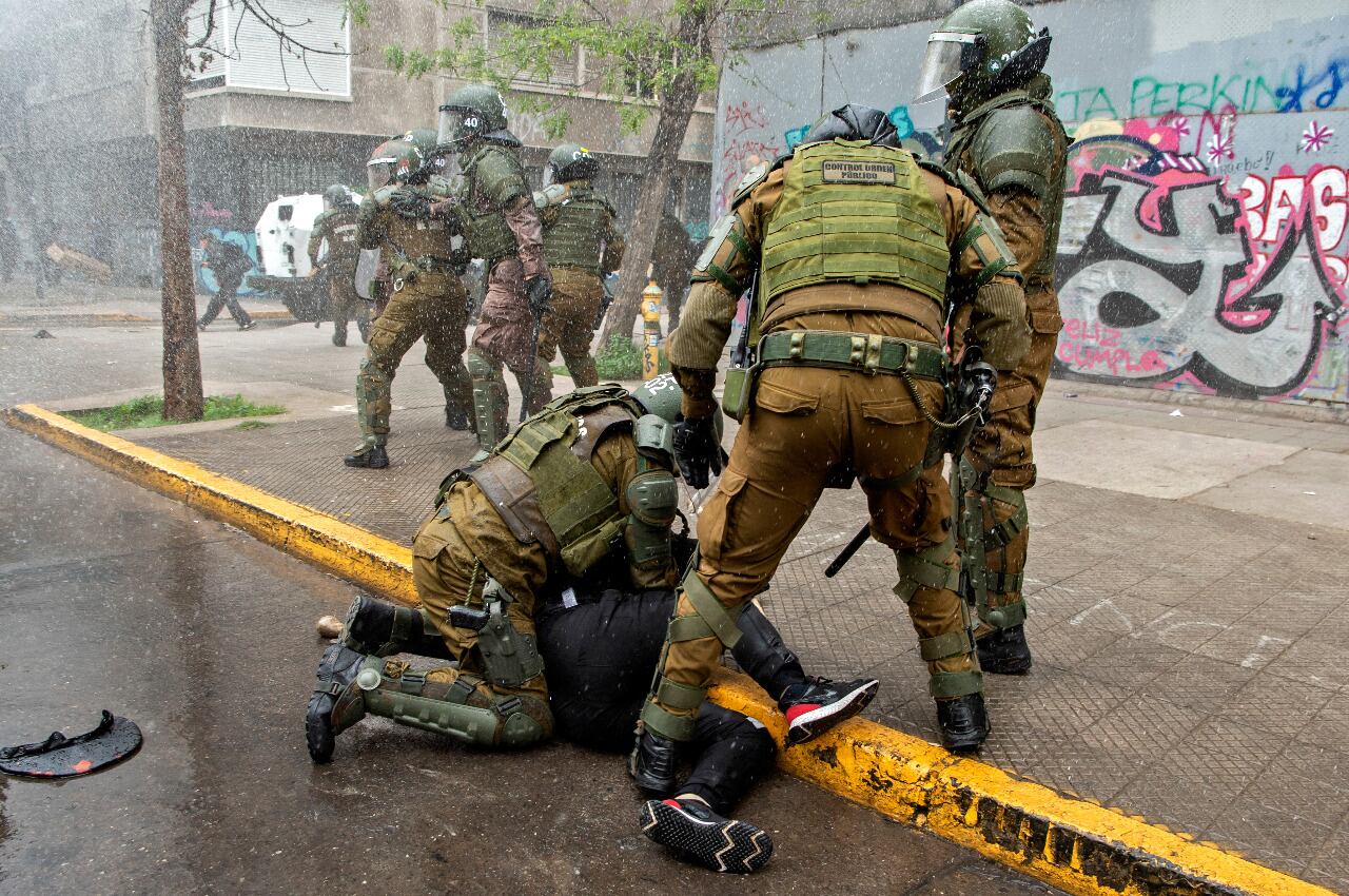 El operativo represivo de Carabineros terminó con diez detenidos y 23 personas lesionadas, una de ellas de gravedad.  