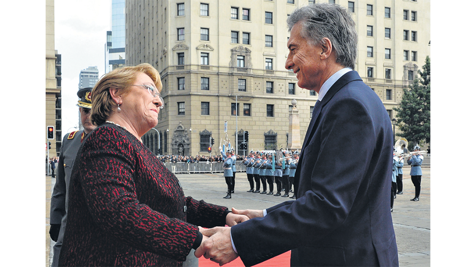 Michelle Bachelet y Mauricio Macri ayer en La Moneda.