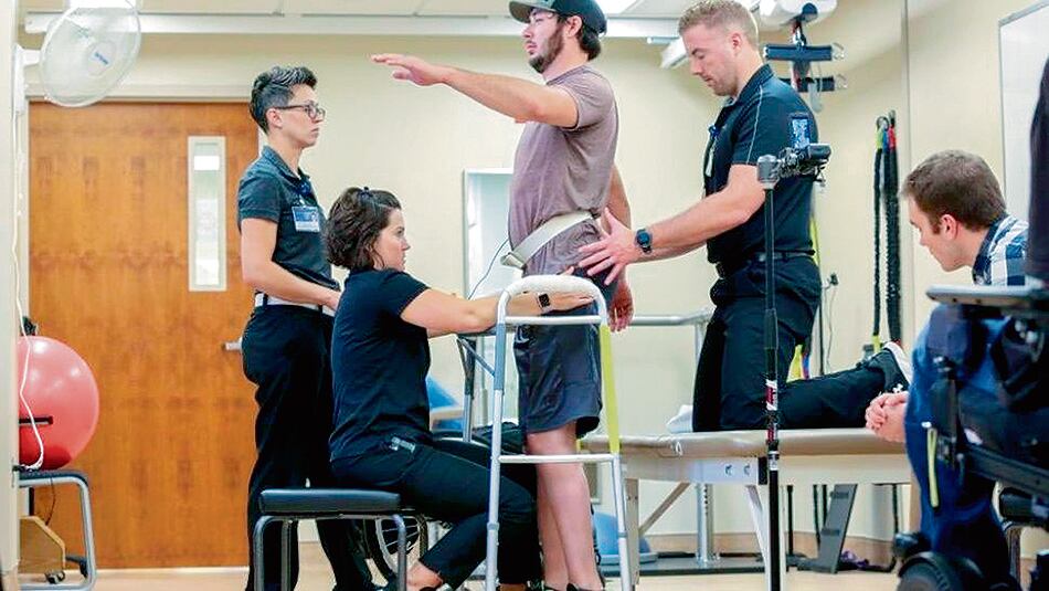 Tras meses de rehabilitación, dos participantes pudieron caminar apoyándose en un andador.