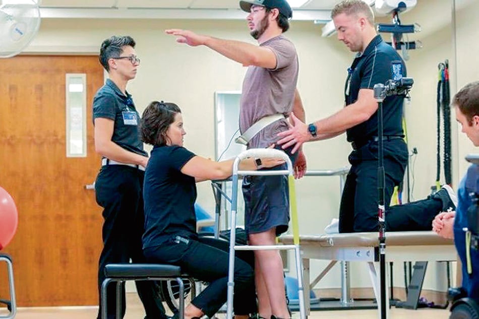 Tras meses de rehabilitación, dos participantes pudieron caminar apoyándose en un andador.