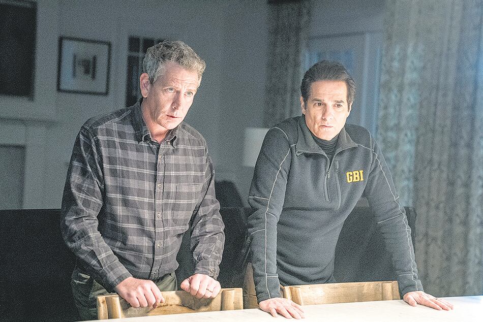 Un hosco y sensible Ben Mendelsohn encarna al detective a cargo del caso.