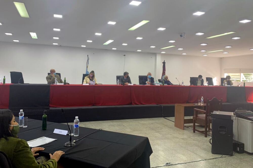 Díaz (margen izquierdo) frente al Tribunal encabezado por Catalano.