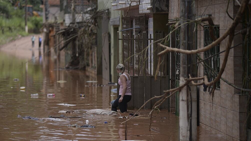 Las inundaciones en San Pablo, Brasil, provocaron la muerte de al menos 36 personas y destrozaron decenas de autos y casas.