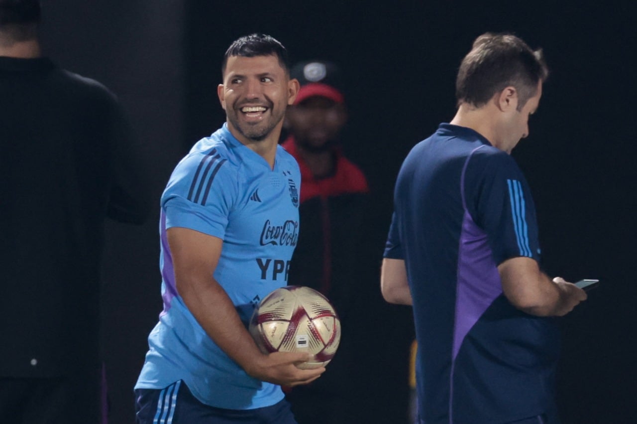 El Kun Agüero visitó a sus excompañeros de la Selección en la Universidad de Doha.