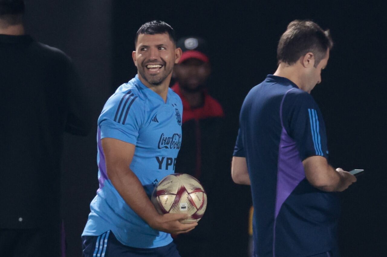 El Kun Agüero visitó a sus excompañeros de la Selección en la Universidad de Doha.