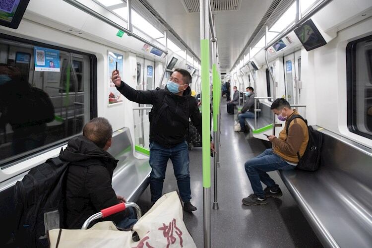 Un viaje en subte en Wuhan, en el primer día en que vuelve a funcionar tras el brote de Covid-19. 