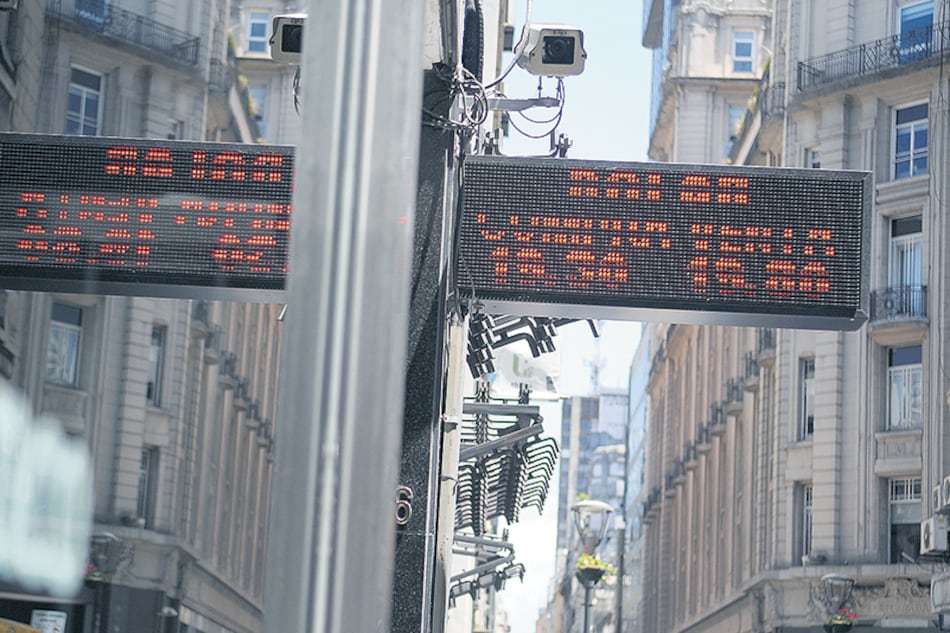 El dólar mayorista trepó a los 19,71 pesos, un nivel sin precedentes para una cotización de cierre. Ayer no repercutió en el minorista.