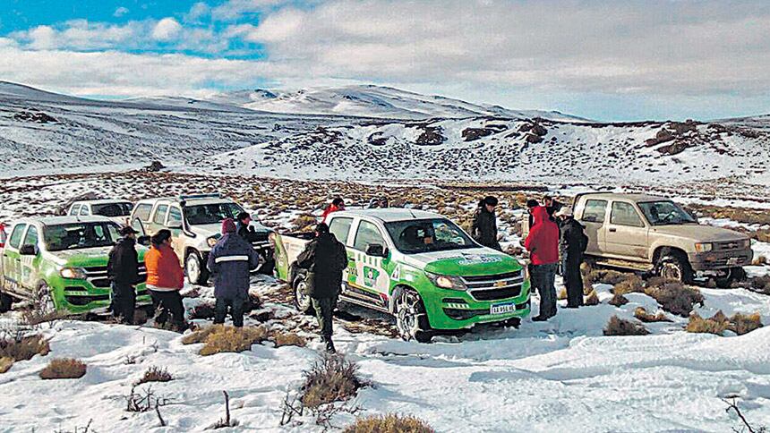 Muchos caminos rurales patagónicos sólo pueden transitarse con vehículos especiales.