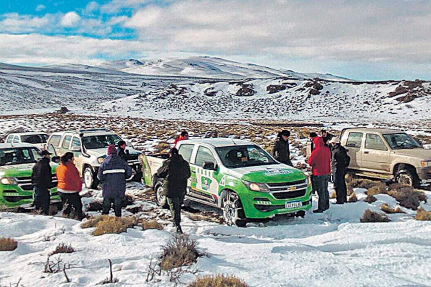 Muchos caminos rurales patagónicos sólo pueden transitarse con vehículos especiales.