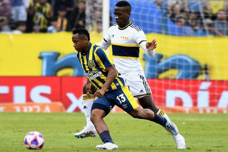 Campaz y Advíncula en el último partido entre Boca y Central.