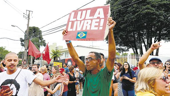 Frente a la prisión en Curitiba comenzaron a concentrarse militantes en la carpa donde se realizan las habituales vigilias.