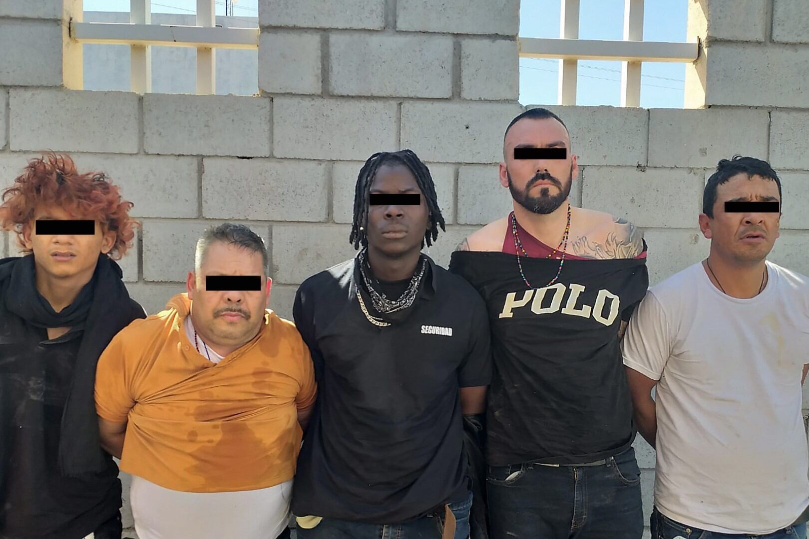 La Fiscalía de Sonora detuvo a cinco personas por su presunta responsabilidad en el secuestro y extorsión de 113 migrantes.