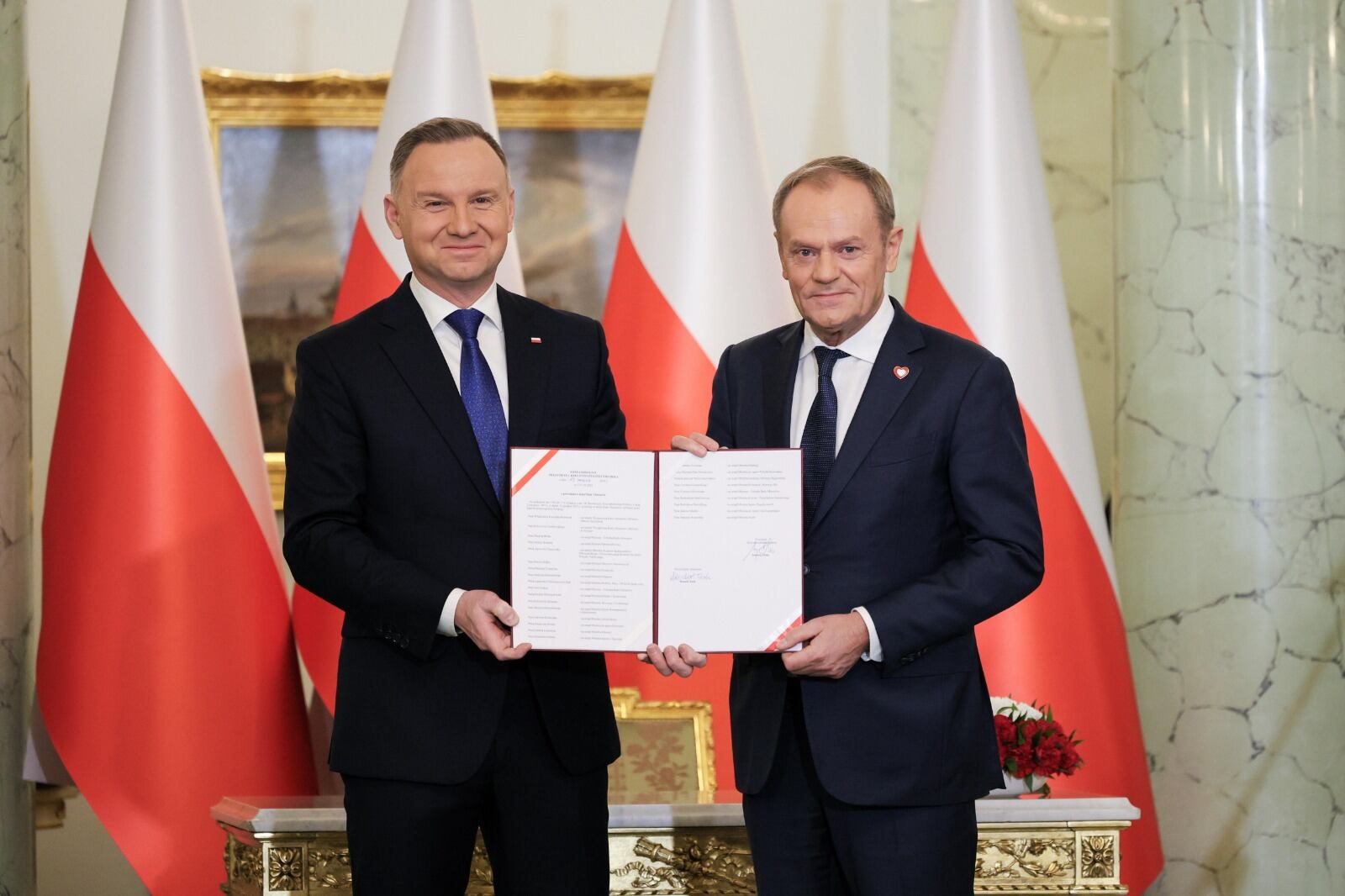 El presidente polaco Andrzej Duda (izq.) nombra a Donald Tusk como primer ministro.