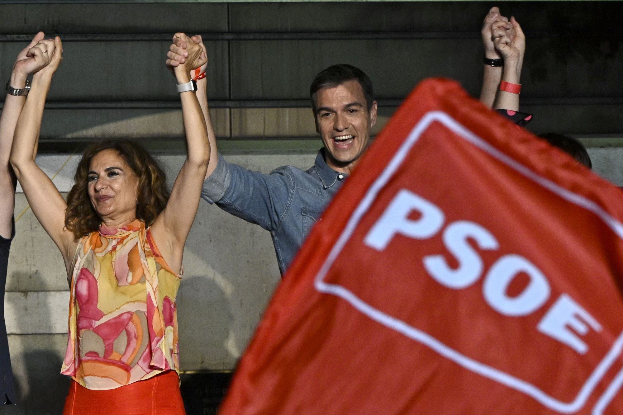 El líder del PSOE Pedro Sánchez festeja los resultados.