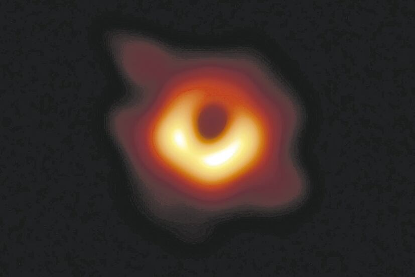 El agujero negro, el primero en ser fotografiado, en la galaxia M87.