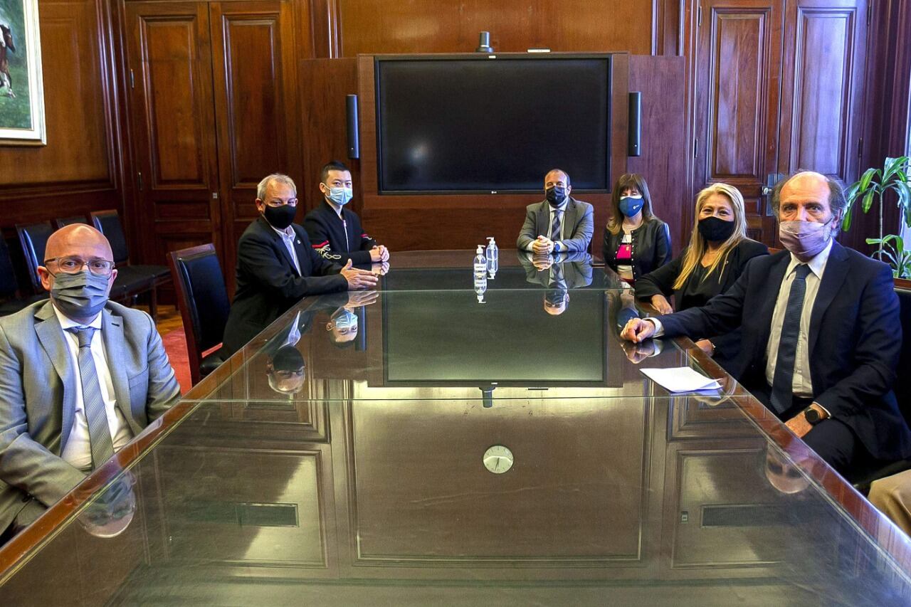 Hecker con Yolanda Durán a la derecha de la imagen.