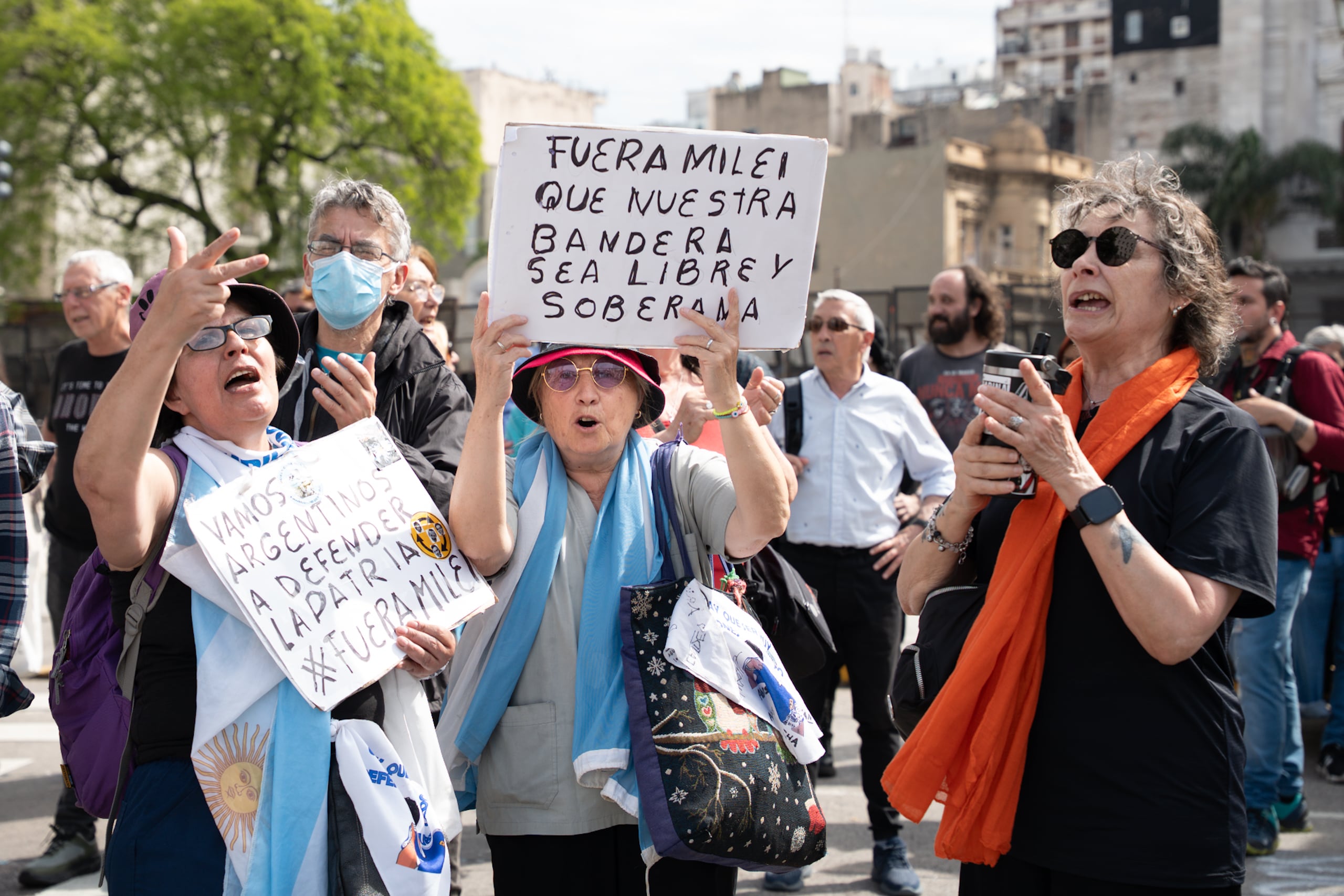 El incidente ocurrió mientras personal policial colocaba vallas metálicas sobre las avenidas Entre Ríos y Callao, bloqueando el acceso al Congreso bajo el argumento de “mantener el orden y no interrumpir el tránsito”