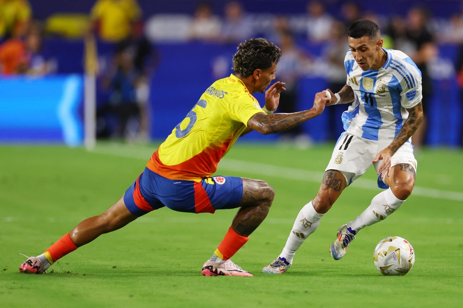 Di María intenta eludir al colombiano Richard Ríos