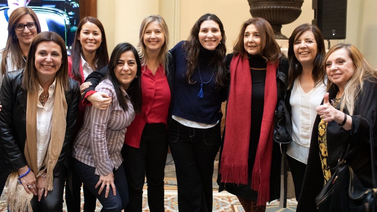 Marisa Graham, junto a un grupo de diputadas, tras ser confirmada como defensora de los Derechos de las Niñas, Niños y Adolescentes.