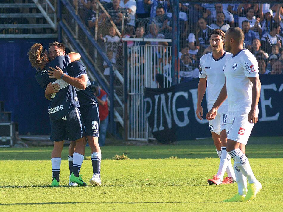 Rinaudo festeja su gol, el segundo de Gimnasia. El volante volvió luego de una larga inactividad.