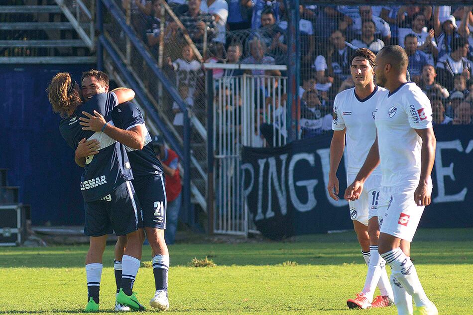 Rinaudo festeja su gol, el segundo de Gimnasia. El volante volvió luego de una larga inactividad.