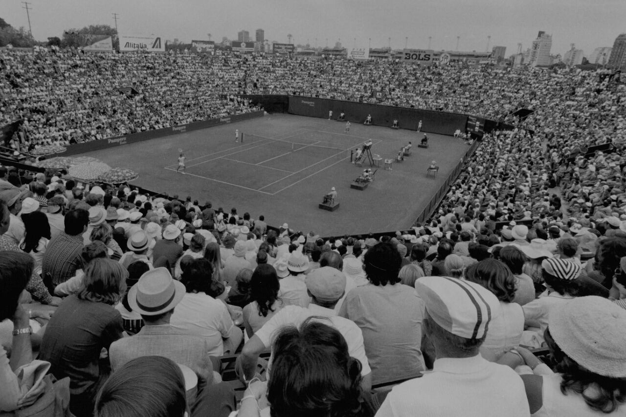 La final Vilas vs. Borg de 1973, a cancha llena. Fue el primero de los 62 trofeos del marplatense